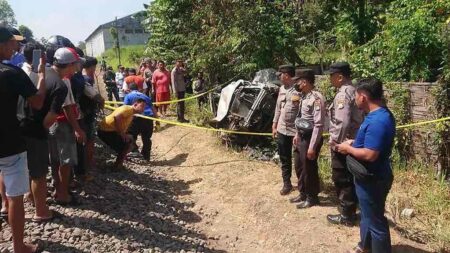 Mobil Terhantam Kereta Api di Tulungagung, Sopir Terjepit dan Meninggal