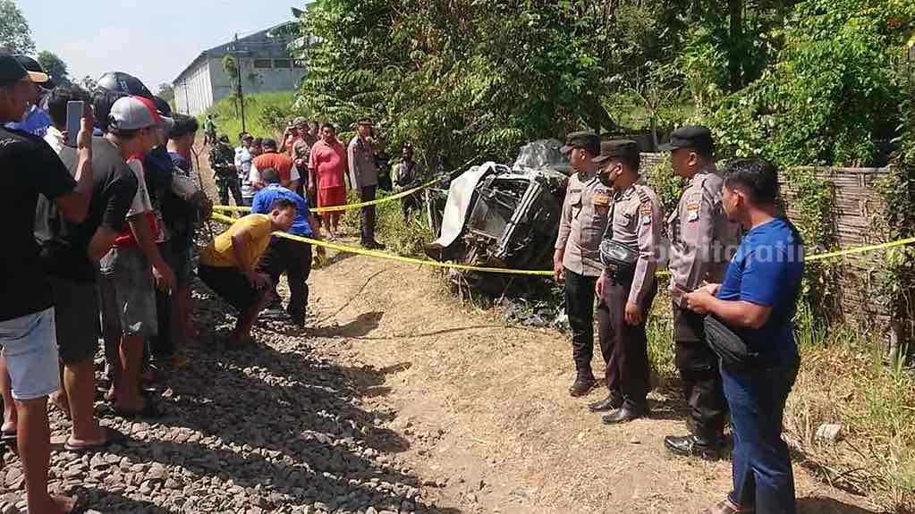 Mobil Terhantam Kereta Api di Tulungagung, Sopir Terjepit dan Meninggal