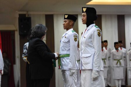 Pj Wali Kota Kediri Kukuhkan Anggota Paskibraka Kota Kediri Tahun 2024