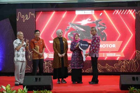 Mbak Dewi Berikan Apresiasi Puluhan Wajib Pajak Kabupaten Kediri