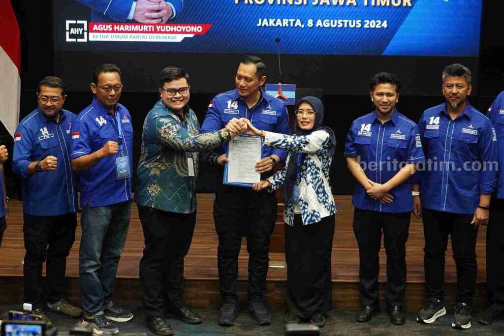 Ketua Umum Partai Demokrat Agus Harimurti Yudhoyono (AHY) memberikan rekomendasi kepada pasangan Mas Dhito dan Mbak Dewi di Pilkada Kabupaten Kediri 2024