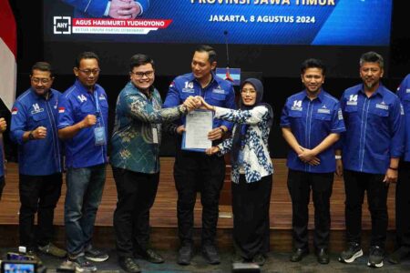 Ketua Umum Partai Demokrat Agus Harimurti Yudhoyono (AHY) memberikan rekomendasi kepada pasangan Mas Dhito dan Mbak Dewi di Pilkada Kabupaten Kediri 2024