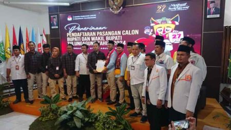 Sempat Tenggelam, Pasangan Gabah Akhirnya Muncul Langsung Daftar ke KPU Tulungagung Pasangan Bacabup dan Bacawabup Gatut Sunu Wibowo dan Ahmad Baharudin resmi mendaftar ke KPU Tulungagung.
