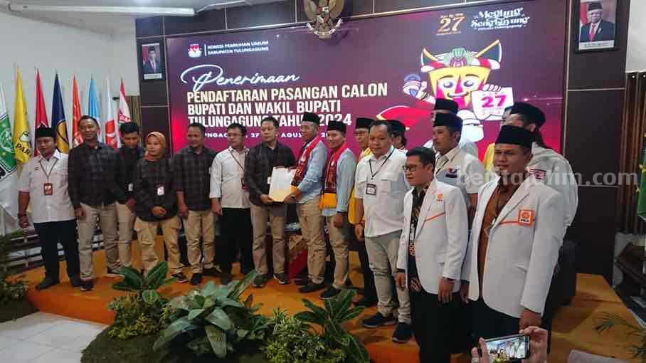 Pasangan Bacabup dan Bacawabup Gatut Sunu Wibowo dan Ahmad Baharudin resmi mendaftar ke KPU Tulungagung.