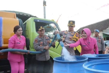 Kapolres Tuban Salurkan 30 Ribu Liter Air Bersih Atasi Kekeringan foto berita jatim