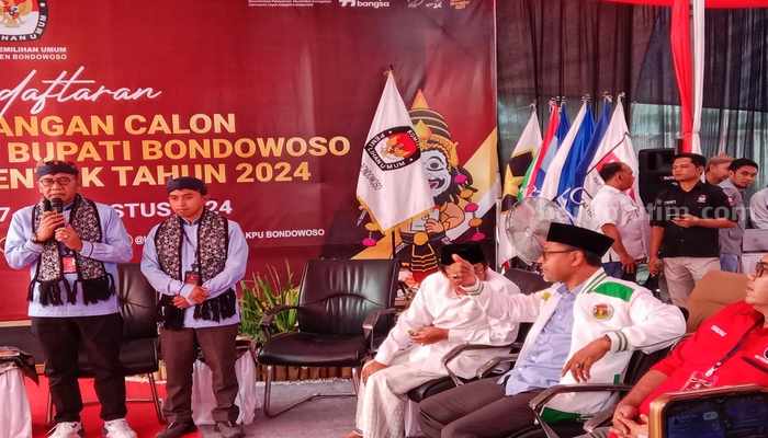 Paslon Bambang Soekwanto - Mohammad Baqir saat mendaftar ke KPU Bondowoso, Rabu (28/8/2024). (Deni Ahmad Wijaya/BeritaJatim.com)