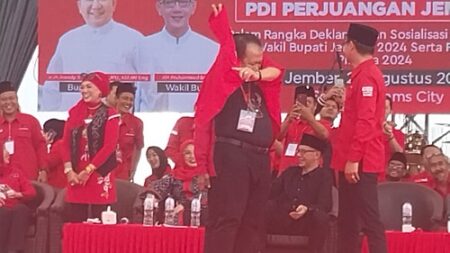 Bupati Jember Hendy dan Keluarganya Resmi Dikukuhkan Jadi Kader PDI Perjuangan