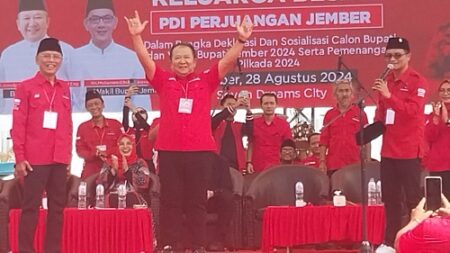 Bakar Semangat Massa PDIP Jember, Bupati Hendy Kutip Bung Karno dan Puisi ‘Kesadaran adalah Matahari’ WS Rendra