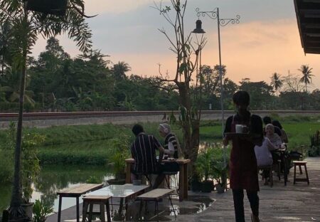 5 Kafe Alam di Lumajang, Hadirkan Nuansa Nyaman dan Menenangkan Real Café Jatiroto di Lumajang yang hadirkan suasana alam. (Instagram/@realcafejatiroto).