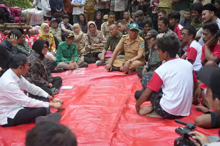 Tri Rismaharini saat berdialog dengan masyarakat Desa Hajran, Kecamatan Batin XXIV, Kabupaten Batanghari, Provinsi Jambi.