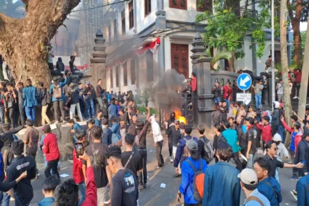 Demo Mahasiswa Kawal Putusan MK di Gedung DPRD Malang Ricuh DPRD Malang