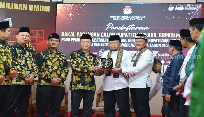 Ronny Wahyono-Wahyu Saptono Hadi jadi paslon pertama yang mendaftar di KPU Kab. Pacitan pada Rabu (28/08) Siang (Sulthan Munir/beritajatim.com)