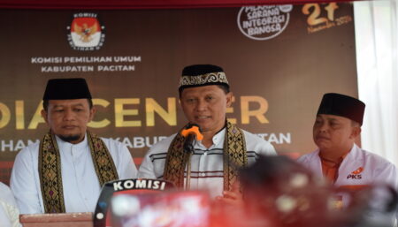 Pilbup Pacitan: Wahyu Saptono Hadi, Pendatang Baru Berlatar Militer Dampingi Ronny Wahyono Ronny Wahyono didampingi Wahyu Saptono Hadi, melengkapi duet sipil-militer di pilkada Pacitan (sulthan munir/beritajatim.com)