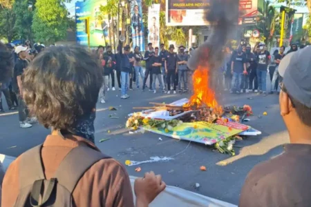 Demo Tolak RUU Pilkada di Lamongan Diwarnai Gesekan, Karangan Bunga Dibakar