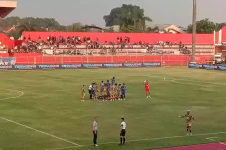 Dilarikan ke RS Akibat Benturan, Kondisi Julian Guevara Pemain Arema telah Membaik Babak Kedua Arema vs Dewa United, Julian Guevara Dilarikan ke Rumah Sakit Usai Bertabrakan, Senin (12/8/2024). (Foto: Winanto/Beritajatim.com)