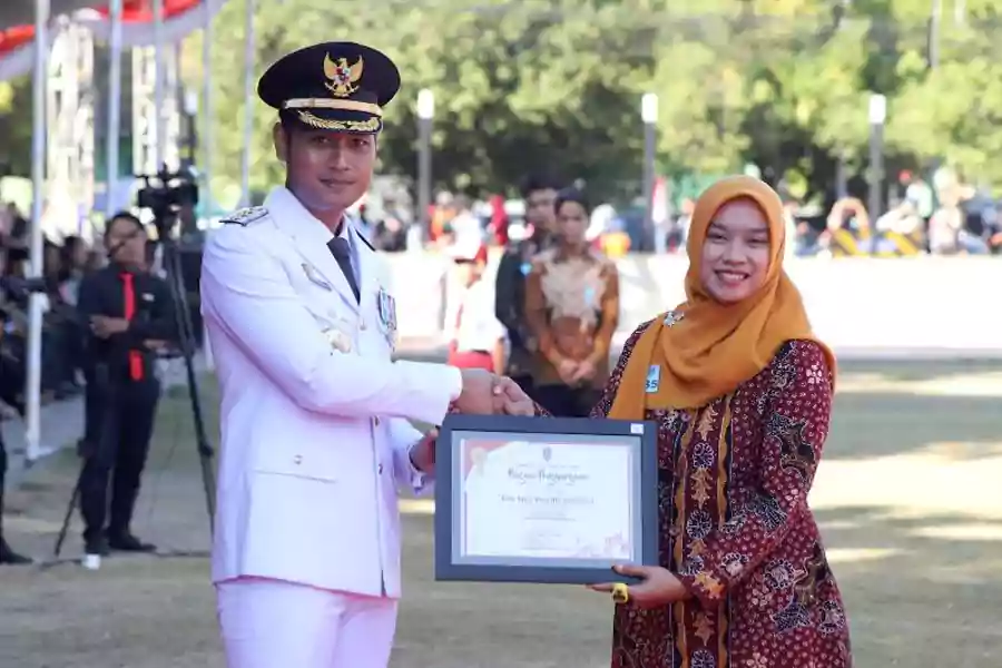 Elis Nur Hayati saat menerima penghargaan oleh Bupati Tuban Aditya Halindra Faridzky.