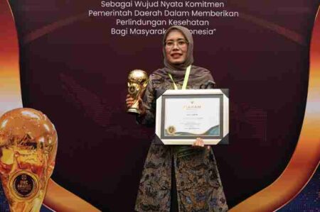Wakil Bupati Kediri, Mbak Dewi Terima Penghargaan UHC Award 2024