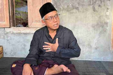 Pesan Sang Ayah Jadi Alasan Gus Qowim Dampingi Vinanda Maju Pilwali Kota Kediri 2024 Pengasuh Ponpes Al-Ishlah Bandar Kidul Kota Kediri KH. Qowimuddin Thoha jadi pendamping Vinanda Prameswati pada Pilkada 2024.
