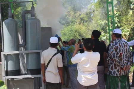 Unusa dan Terminal Petikemas Kelola Sampah dan Air Bersih di Pesantren