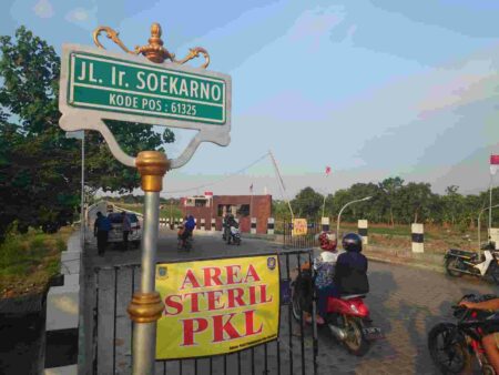 Kawasan Rejoto Jalan Ir Soekarno tepatnya di Kelurahan Rejoto, Kelurahan Pulorejo, Kecamatan Prajuritkulon, Kota Mojokerto per 1 Agustus 2024 steril dari PKL. [Foto : ist]