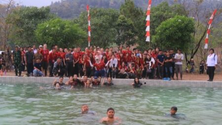 Bupati Mojokerto Ikfina Fahmawati meresmikan objek wisata kolam renang atas awan milik Desa Jembul, Kecamatan Jatirejo, Kabupaten Mojokerto. [Foto: Ist]