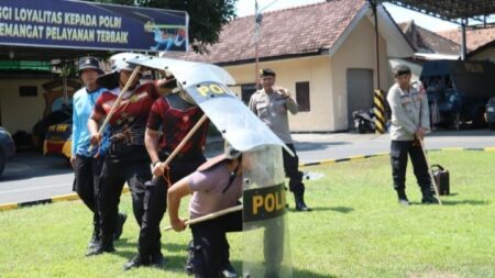 Personel Polres Mojokerto Kota mengikuti latihan dalmas yang digelar di Lapangan Patih Gajah Mada Makopolres Mojokerto Kota. [Foto : ist]