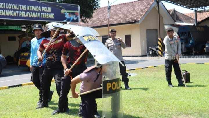 Personel Polres Mojokerto Kota mengikuti latihan dalmas yang digelar di Lapangan Patih Gajah Mada Makopolres Mojokerto Kota. [Foto : ist]
