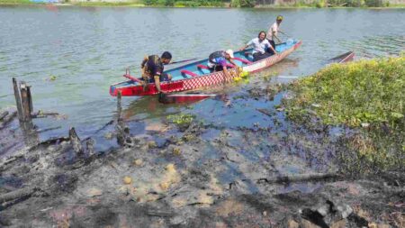 Dermaga dan Perahu Naga di Bantaran Sungai Brantas Mojokerto Terbakar