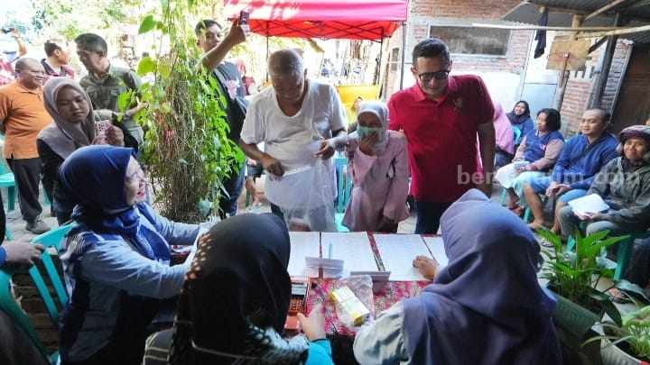Pj Wali Kota Mojokerto Moh Ali Kuncoro saat meninjau E-Waroeng Purwotengah Jaya di Kecamatan Kranggan. [Foto: Ist]