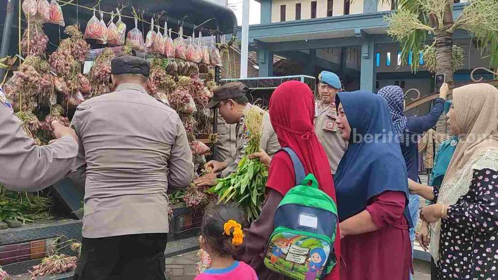 Foto polisi membagikan paket sayur-mayur kepada warga yang membutuhkan.