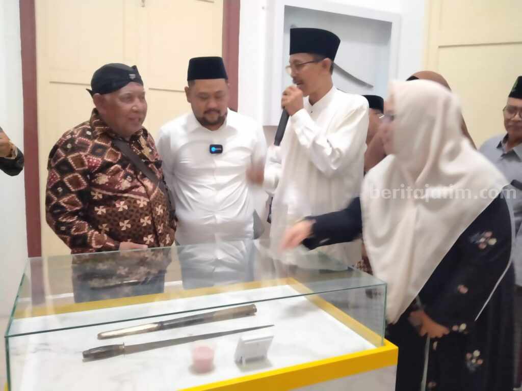 Pengurus yayasan museum Kanjeng Sepuh Sidayu saat menjelaskan koleksi keris peninggalan Adipati Sidayu.
