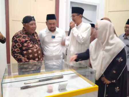 Pengurus yayasan museum Kanjeng Sepuh Sidayu saat menjelaskan koleksi keris peninggalan Adipati Sidayu.