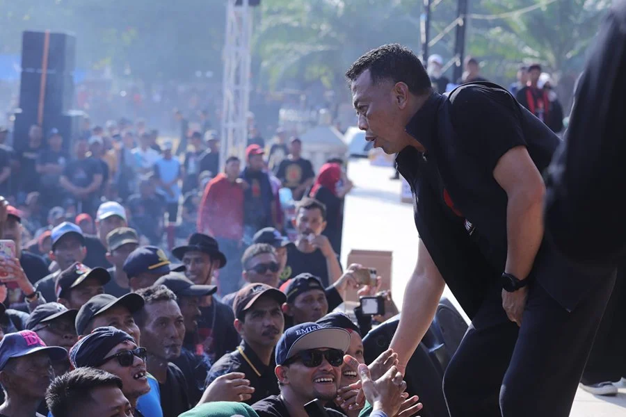 Bupati Sugiri Sancoko saat menyalami ribuat pengurus RT yang tergabung dalam Baret Merah. (Foto/Istimewa)