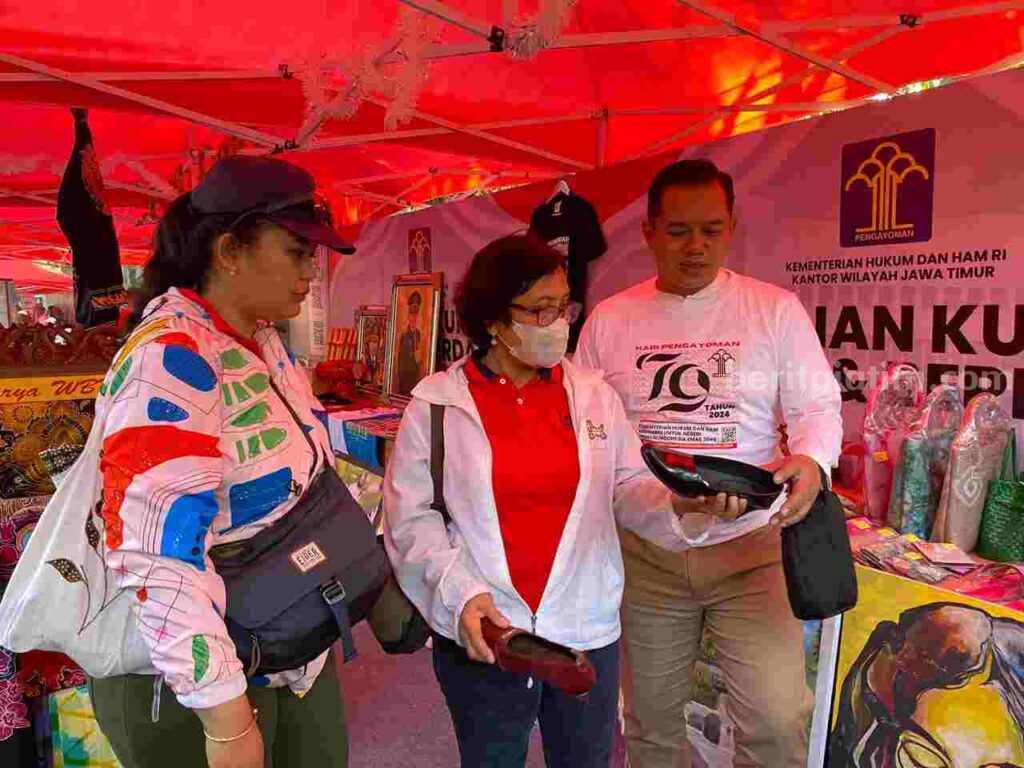 Pengunjung CFD Taman Bungkul Kota Surabaya melihat karya inovatif dari warga binaan Lapas Klas IIB Mojokerto. [Foto : ist]