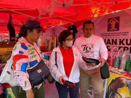 Pengunjung CFD Taman Bungkul Kota Surabaya melihat karya inovatif dari warga binaan Lapas Klas IIB Mojokerto. [Foto : ist]