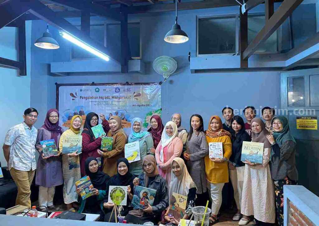 Komunitas saung kanak dapat materi dari dosen Unisma (Foto: Istimewa)