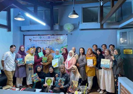 Begini Cara Dosen Unisma Sosialisasikan Pentingnya Perubahan Iklim Komunitas saung kanak dapat materi dari dosen Unisma (Foto: Istimewa)