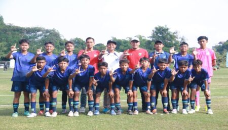 Pemain, pelatih beserta staf Akademi Persela Lamongan, pada ajang La Liga Youth Tournament 2024.