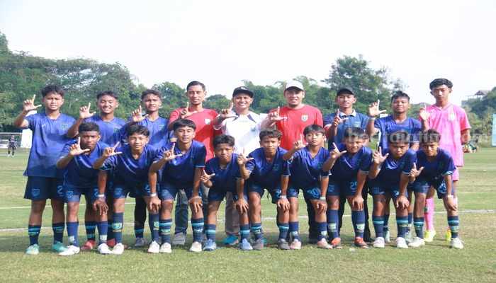 Pemain, pelatih beserta staf Akademi Persela Lamongan, pada ajang La Liga Youth Tournament 2024.