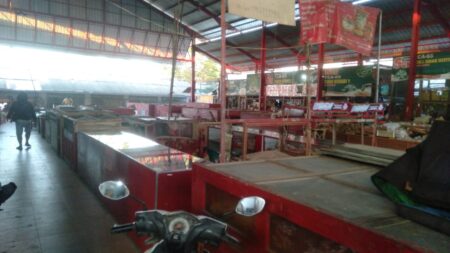 Konflik Pedagang Pasar Srengat, Disperindag Blitar Bakal Lakukan Penataan Pasar Srengat Kabupaten Blitar, Senin (5/8/2024). (foto : Winanto/beritajatim.com)