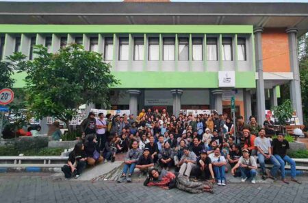 Puluhan orang terlihat memadati pelataran Kafe Pustaka (Foto: Dani Alifian/beritajatim.com)