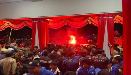  Aremania menyambut Arema FC di Balai Kota Malang. 