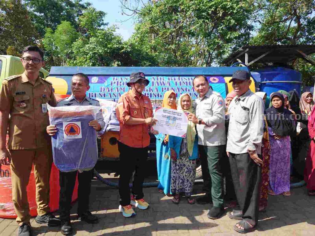 Kalaksa BPBD Provinsi Jatim, Gatot Soebroto didampingi Kalaksa BPBD Kabupaten Mojokerto, Yo’ie Afrida Soesetyo Djati saat menyalurkan bantuan kepada warga di Desa Kunjorowesi, Kecamatan Ngoro, Kabupaten Mojokerto. [Foto : ist]