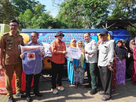 Kalaksa BPBD Provinsi Jatim, Gatot Soebroto didampingi Kalaksa BPBD Kabupaten Mojokerto, Yo’ie Afrida Soesetyo Djati saat menyalurkan bantuan kepada warga di Desa Kunjorowesi, Kecamatan Ngoro, Kabupaten Mojokerto. [Foto : ist]