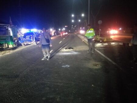 Warga Ujungpangkah Gresik Jadi Korban Kecelakaan di Jalan Pantura foto beritajatim