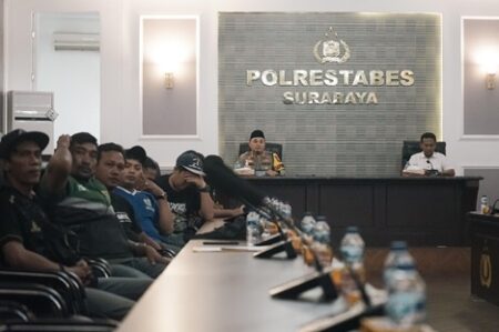 Polrestabes Surabaya Pertemukan Bonek dengan Bobotoh, Ini Tujuannya foto beritajatim