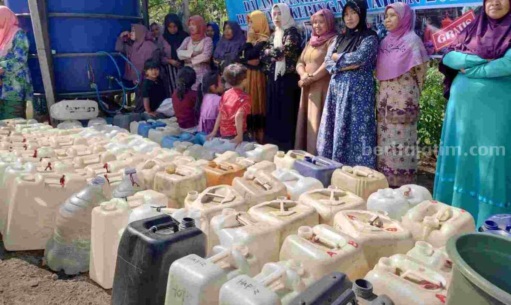 Warga di Desa Kunjorowesi, Kecamatan Ngoro, Kabupaten Mojokerto saat antre air bersih. [Foto : ist]