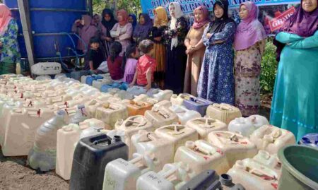 Warga di Desa Kunjorowesi, Kecamatan Ngoro, Kabupaten Mojokerto saat antre air bersih. [Foto : ist]