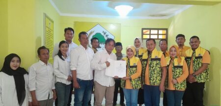 Jajaran pengurus DPD Golkar Kabupaten Blitar, Rabu (7/8/2024). (foto : Winanto/beritajatim.com)