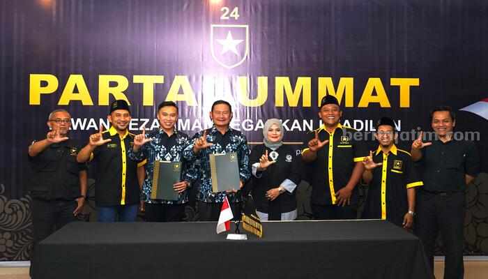 Yuhronur Efendi didampingi Dirham Akbar Aksara menerima rekomendasi dari Partai Ummat sebagai bacabup-bacawabup Lamongan pada Pilkada 2024, di Kantor DPP Partai Ummat, Jakarta.